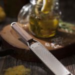 Microplane_raastin_puukahvalla__kapea__hieno